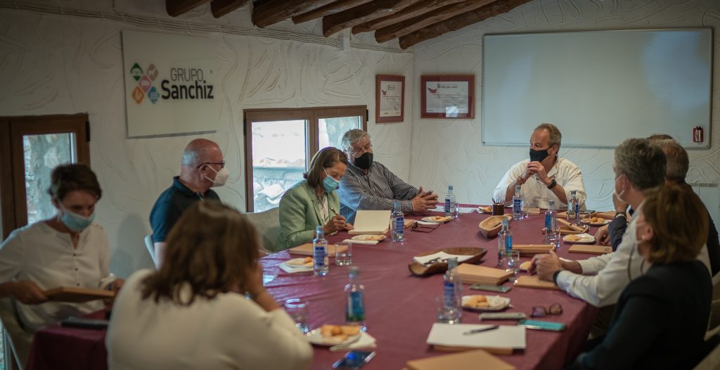 La eurodiputada de VOX Mazaly Aguilar visita una explotación ganadera valenciana que es como un hotel para cerdos