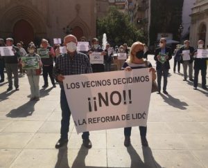 Los vecinos de Avenida Lidón vuelven a manifestarse ante el Ayuntamiento