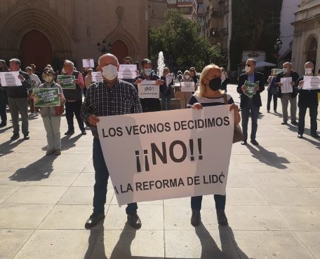 Los vecinos de Avenida Lidón vuelven a manifestarse ante el Ayuntamiento