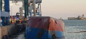 El buque Nazmuye Ana con 9 tripulantes a bordo  volcado en el  puerto de Castellón