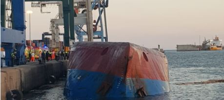 El buque Nazmuye Ana con 9 tripulantes a bordo  volcado en el  puerto de Castellón