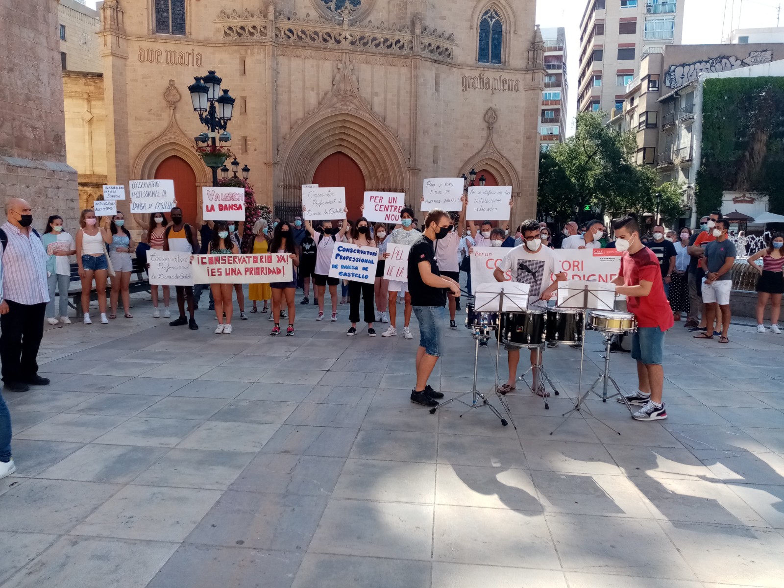 Profesores y alumnos del Conservatorio Superior se manifiestan ante el Ayuntamiento