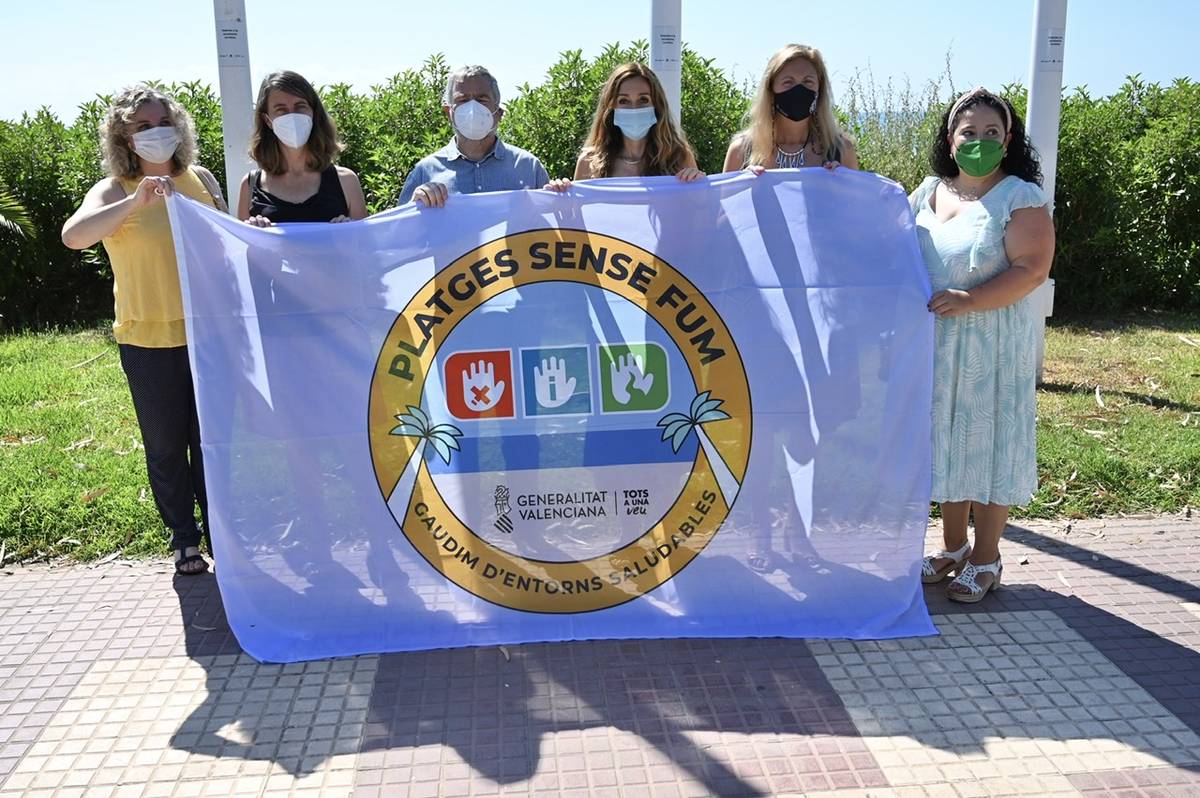 Castellón iza en el Serradal la bandera de ‘Playa sin Humo’ que la acredita como espacio más saludables