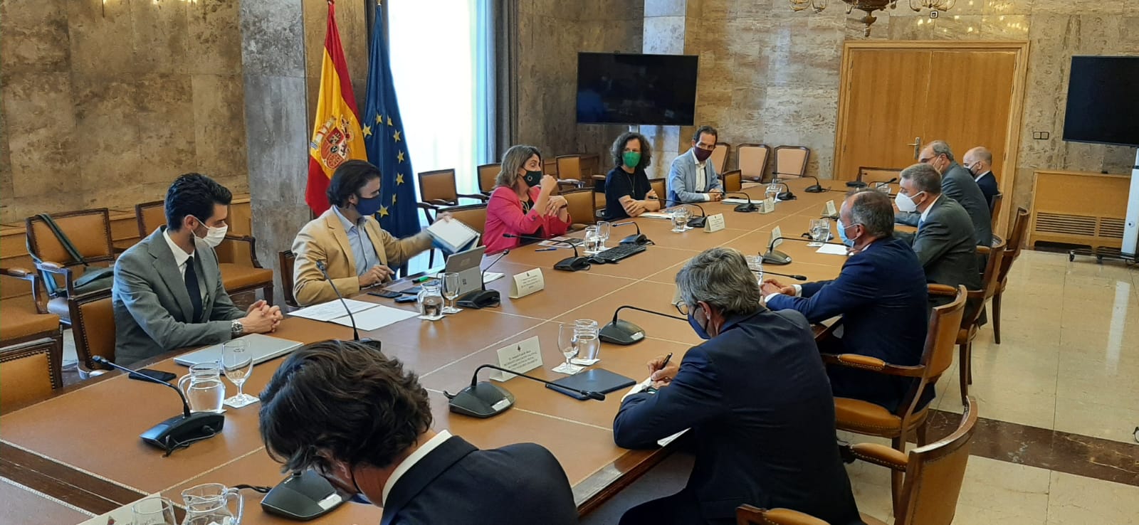 Representantes del clúster cerámico mantienen una reunión con la ministra Teresa Ribera