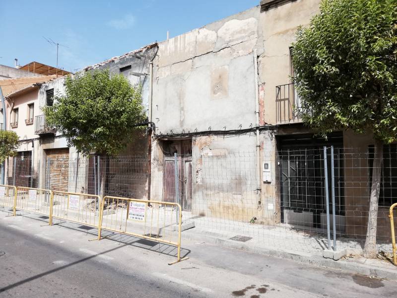 Vila-real soluciona otro ‘empastre’ urbanístico heredado con el derribo de cuatro casas en ruina en la calle Vicente Sanchis