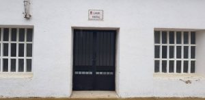 La Serratella restaura el lavadero municipal con una puerta nueva y pintura