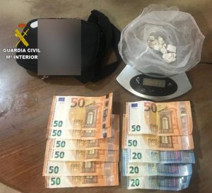 La Guardia Civil detiene a una persona que estaba en posesión de 13 gramos de cocaína en el término municipal de Moncofar