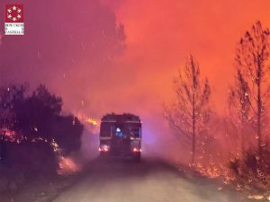 Evacuados los vecinos de Azuébar por un grave incendio forestal