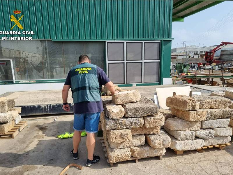 La Guardia Civil recupera 50 bloques de piedra tosca de Jávea en una chatarrería