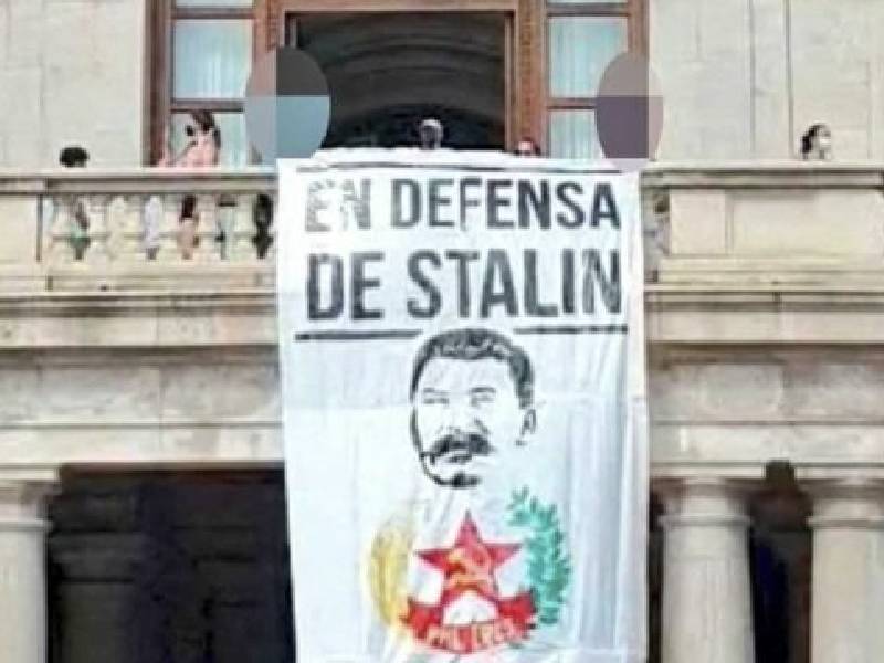 Cuelgan una pancarta del genocida Stalin en el balcón del Ayuntamiento de Valencia