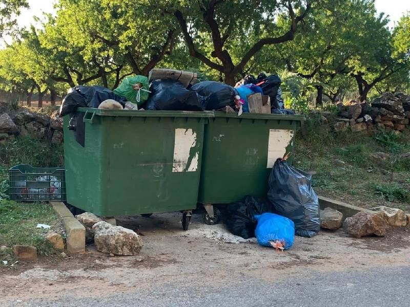 El PP denuncia que el PSOE promueve talleres de reciclaje en Cabanes mientras rebosan los contenedores