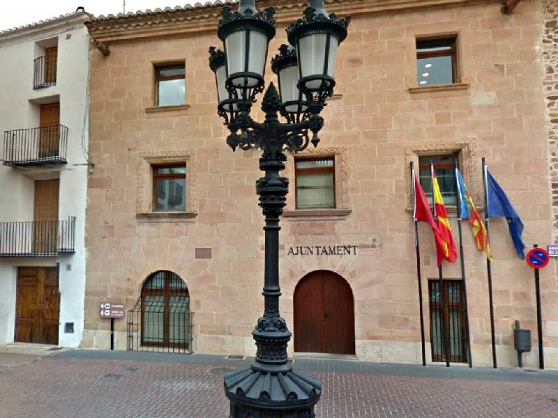 Vilafamés capta una subvención para renovar las ventanas del Ayuntamiento y reducir las necesidades energéticas