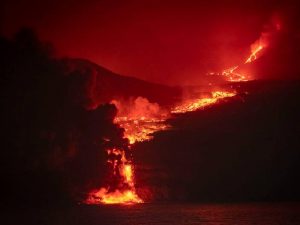 La lava del volcán de La Palma llega al mar