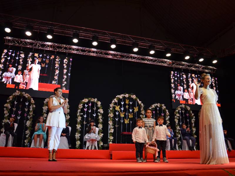 La pequeña Sheila Museros, proclamada primera reina infantil de las fiestas de Oropesa del Mar