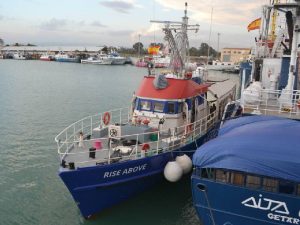 Llega a Burriana otro de los barcos dedicados a rescatar inmigrantes ilegales en el mar