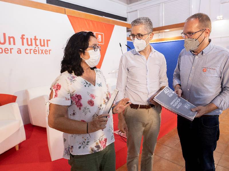 Blanch y Correoso entregan  las 213 enmiendas propuestas por los y las militantes socialistas de Castellón para que sean incluidas en la ponencia marco del 40 Congreso