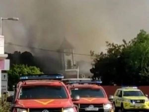 La lava entra de nuevo en Todoque y derriba espectacularmente el campanario de la iglesia