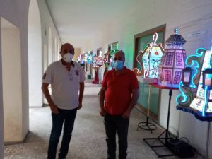 Luciano Ferrer Visita la exposición de gaiatas de mano