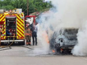 Espectacular incendio de un vehículo en el Camí Segona Travesera