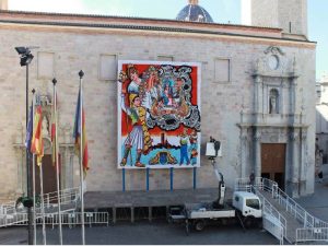 Instalan en la Plaza Mayor de Burriana el tapiz para la ofrenda de las fallas 2021