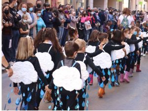 El pasacalle infantil, la ofrenda a La Esperanza y las paellas han protagonizado los actos principales del lunes de Fira en Onda