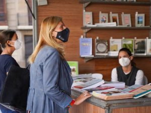 Amparo Marco visita la Feria del Libro