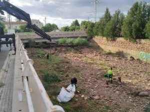 El Ayuntamiento intensifica los trabajos de limpieza en barrancos urbanos y urbanizaciones de montaña