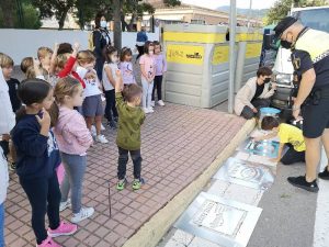 La Vall d’Uixó pinta pictogramas en los pasos de peatones para mejorar la seguridad en los colegios