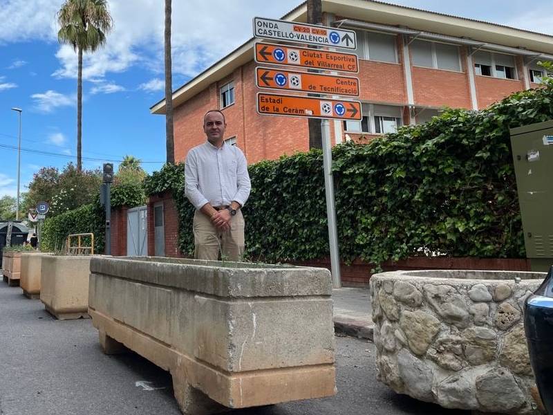 Ciudadanos pide la señalización de los maceteros de los colegios por su peligro para la seguridad vial