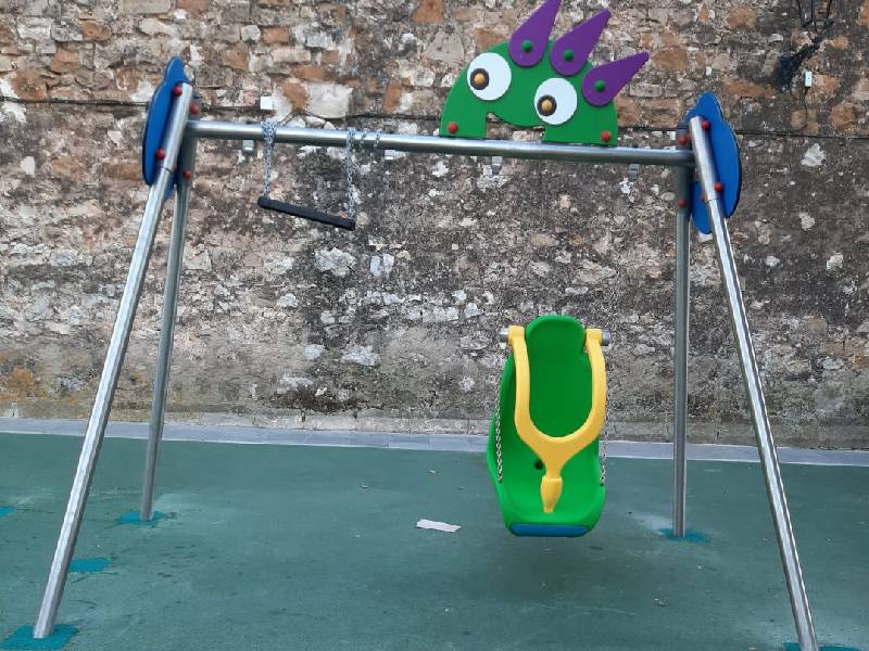 Cabanes instala columpios accesibles en un parque infantil