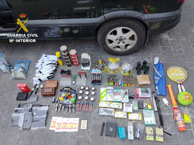 La Guardia Civil ha detenido a dos personas tras sustraer un vehículo y robar en un establecimiento ubicado en Castellón de la Plana