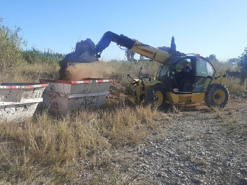 El consorcio gestor del Paisaje Protegido de la Desembocadura del río Mijares retira parte de un gran vertido antiguo de escombros