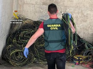 La Guardia Civil detiene a tres personas e investiga a otra por un delito continuado de hurto y otro de daños en Moncofa