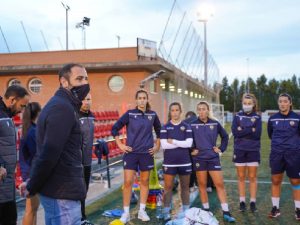 Omar Braina visita al CD Castellón Femenino