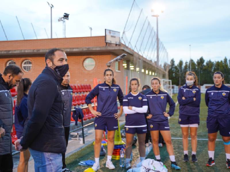 Omar Braina visita al CD Castellón Femenino