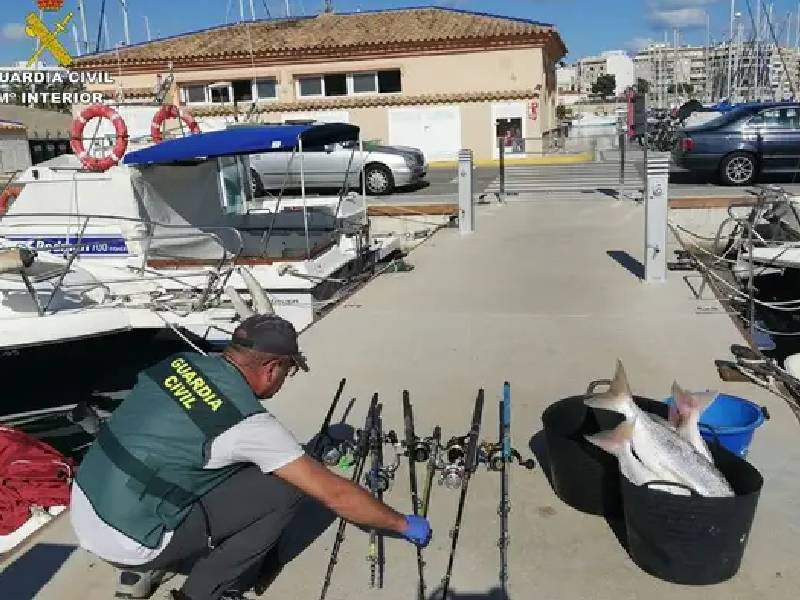 La Guardia Civil con la colaboración de Policía Local rescatan a un varón en el Puerto de Burriana