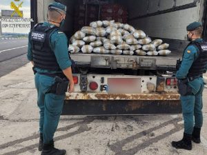 La Guardia Civil detiene al conductor de un camión que circulaba por la AP-7 transportando 115 kilogramos de marihuana