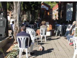 Benicàssim recuerda a sus difuntos con una misa al aire libre en el cementerio de la localidad