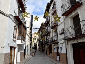 Morella inicia l’instal.lació de les llums de Nadal i dona suport a la candidatura de Peñíscola com a ‘Pueblo Bueno y Bello’