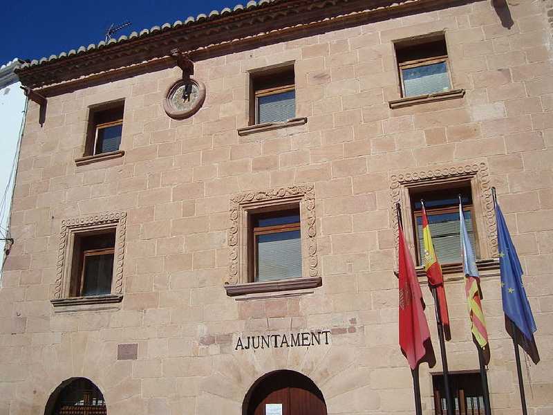 Vilafamés licita la renovación de las ventanas del Ayuntamiento