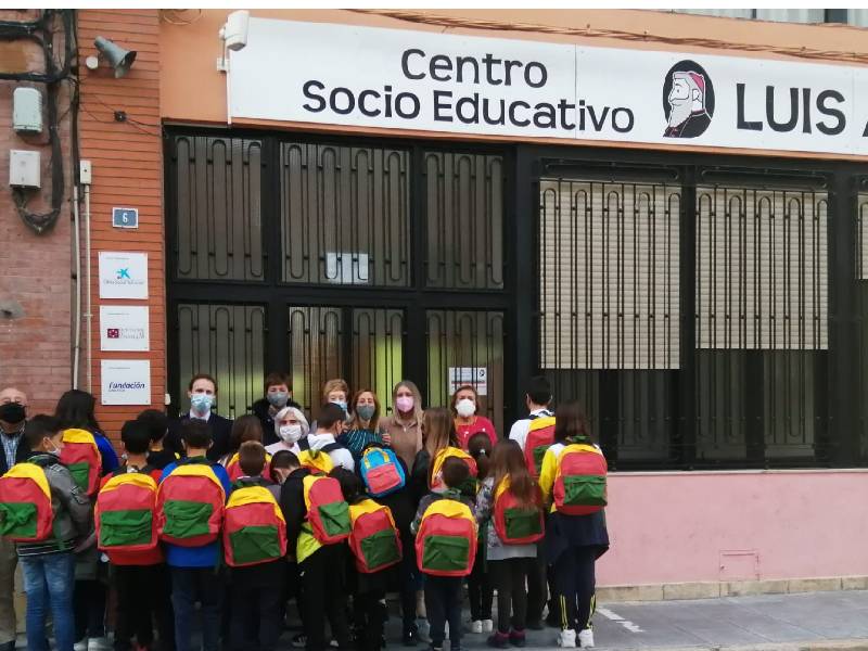 Servicios Sociales y el Centro Socioeducativo ‘Luis Amigó’ de Segorbe reciben mochilas escolares de la Fundación La Caixa