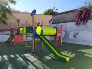 Les xiquetes i xiquets de la Jana estrenen el nou parc infantil