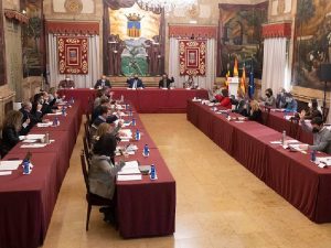 Diputación firma un convenio con la Cofradía de Pescadores para la recogida de residuos plásticos en el mar y la reutilización de estos