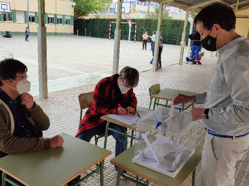 Francesc Mezquita vota en las elecciones al Consejo Escolar de Castellón