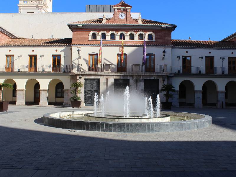 El Ayuntamiento de Nules reduce a la mitad, en un año, el pago a proveedores