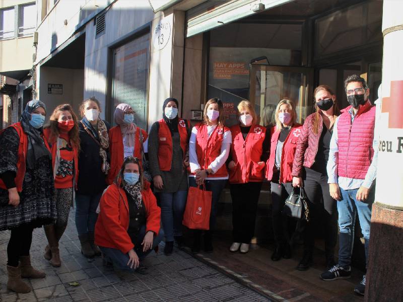 Cruz Roja y los comercios de Burriana se suman a la semana contra la violencia machista con la campaña ‘Puerta Violeta’