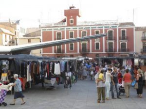 La campanya ‘Fem Poble’ per recolçar el comerç local instal·la una carpa informativa en el mercat ambulant