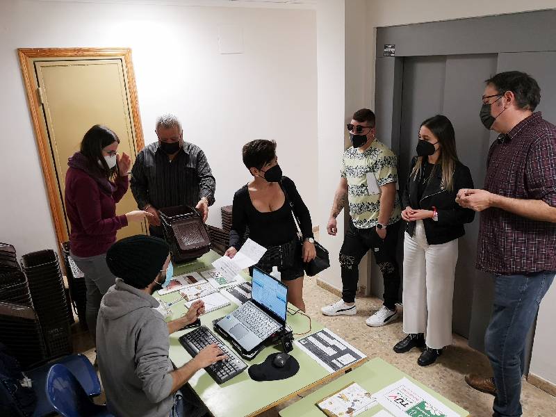 El Ayuntamiento de la Vall d’Uixó inicia el reparto de cubos de reciclaje marrones en los diferentes centro sociales