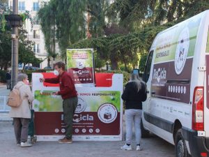 Más de 20 burrianenses se acercan al ‘punto limpio’ de la Plaza Mayor para reciclar aparatos eléctricos y electrónicos