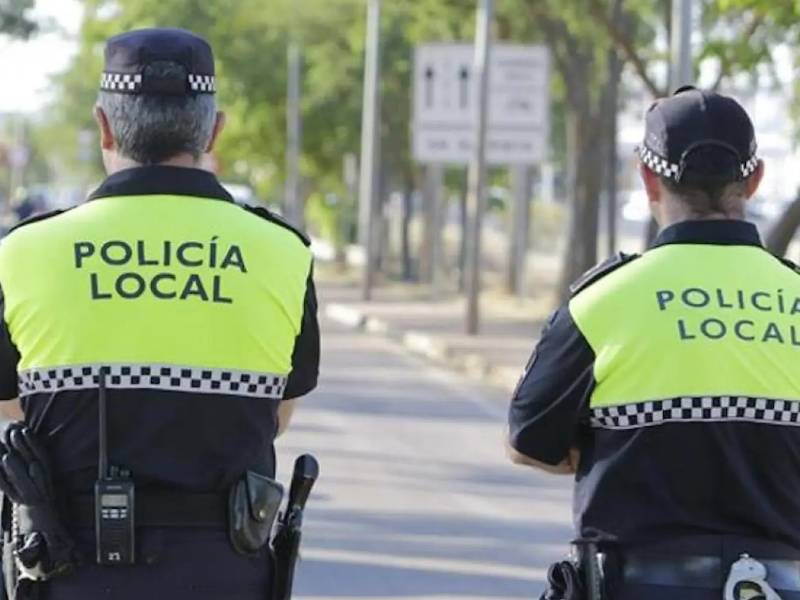 La Policía Local de Castellón detiene a una mujer después de protagonizar un altercado en un restaurante del distrito marítimo y agredir a dos agentes